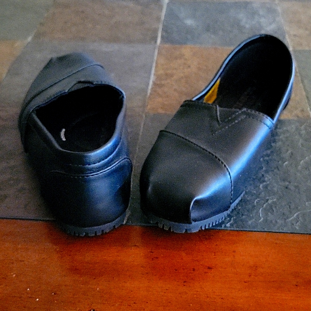 Sketchers size 5 black flat shoe